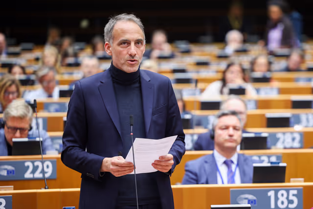 Foto 25: EP Plenary session -  Commemorating the 10th anniversary of the islamist attacks of 13 November 2015 in Paris
