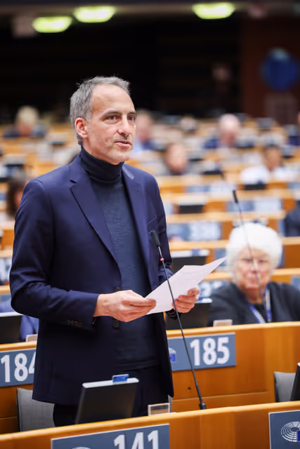 Foto 26: EP Plenary session -  Commemorating the 10th anniversary of the islamist attacks of 13 November 2015 in Paris