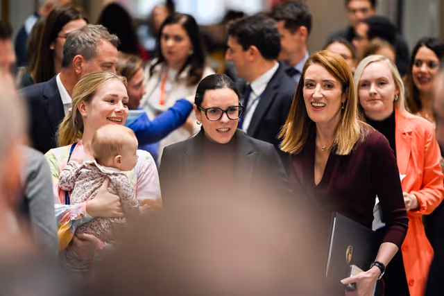 Fotografija 15: Photo action by pregnant women after voting in plenary for Members during pregnancy and after giving birth