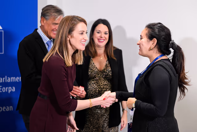 Fotografija 14: Photo action by pregnant women after voting in plenary for Members during pregnancy and after giving birth