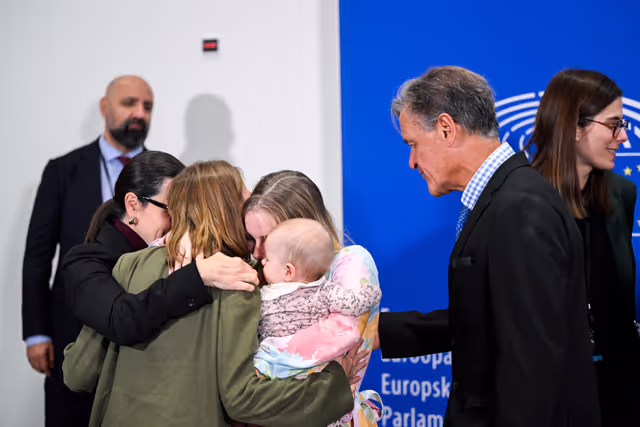 Fotografija 9: Photo action by pregnant women after voting in plenary for Members during pregnancy and after giving birth