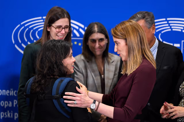 Photo action by pregnant women after voting in plenary for Members during pregnancy and after giving birth