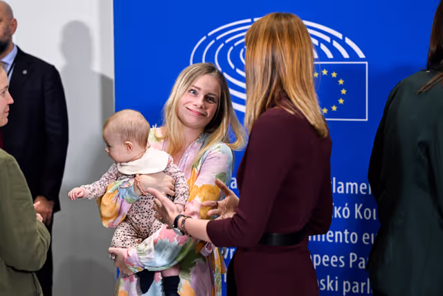 Photo action by pregnant women after voting in plenary for Members during pregnancy and after giving birth