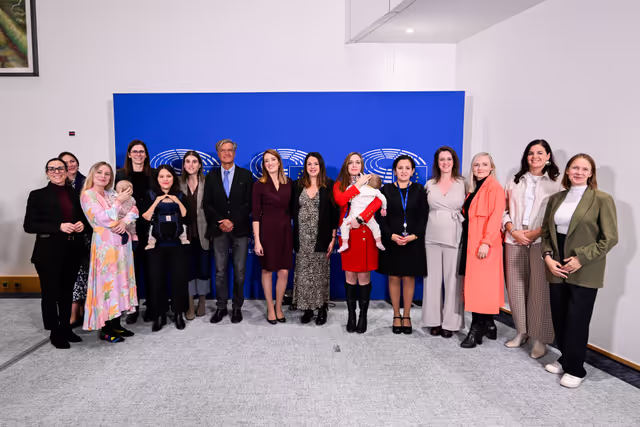 Photo action by pregnant women after voting in plenary for Members during pregnancy and after giving birth