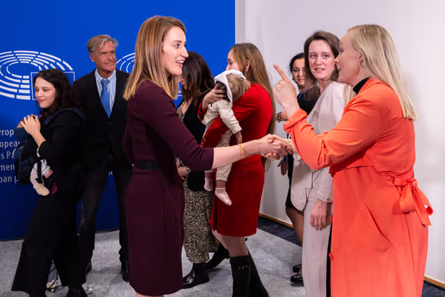 Fotografija 3: Photo action by pregnant women after the proxy voting in plenary for Members during pregnancy and after giving birth.