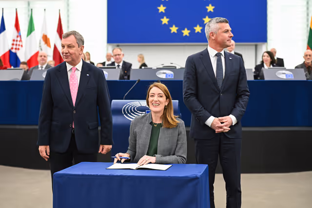 Fotó 6: EP Plenary session -  signature of the General Budget 2026