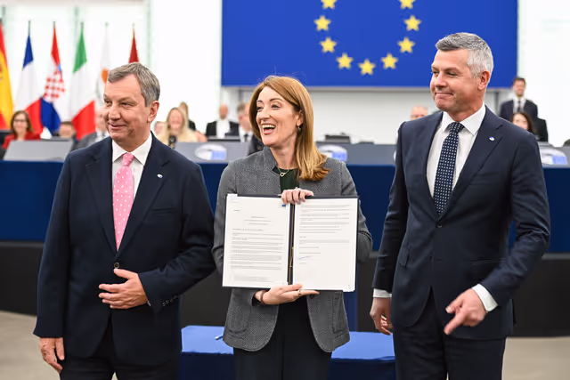 Fotó 3: EP Plenary session -  signature of the General Budget 2026