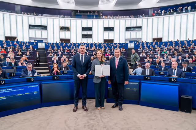 Fotó 2: EP Plenary session -  signature of the General Budget 2026