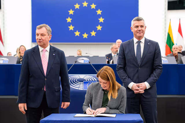 Fotó 12: EP Plenary session -  signature of the General Budget 2026