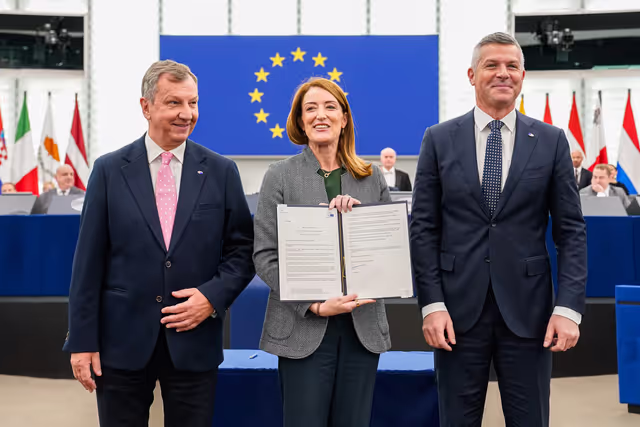 Fotó 13: EP Plenary session -  signature of the General Budget 2026