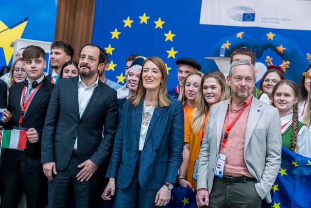 Photo 3: Townhall discussion with Roberta METSOLA, EP President and Nikos CHRISTODOULIDES, President of Cyprus at the 2025 Edition of ‘Christmas Europe’
