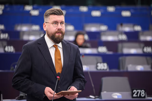 Φωτογραφία 8: EP Plenary Session - Amending Regulations on agricultural products as regards market rules and sectoral support measures in the wine sector and for aromatised wine products
