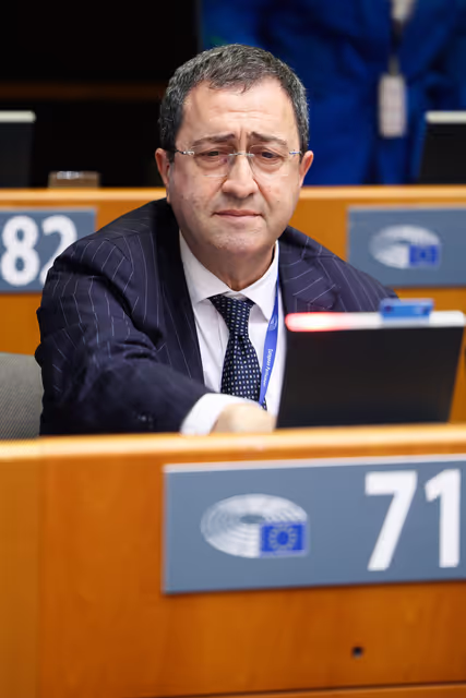 Photo 32: EP Extraordinary Plenary Session - Four years of Russia's war of aggression against Ukraine and European contributions to a just peace and sustained security for Ukraine - Voting session