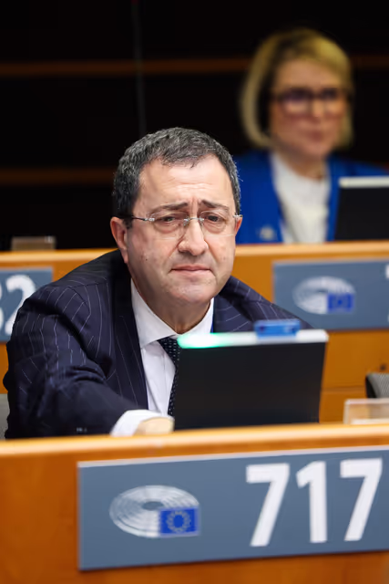 Photo 31: EP Extraordinary Plenary Session - Four years of Russia's war of aggression against Ukraine and European contributions to a just peace and sustained security for Ukraine - Voting session