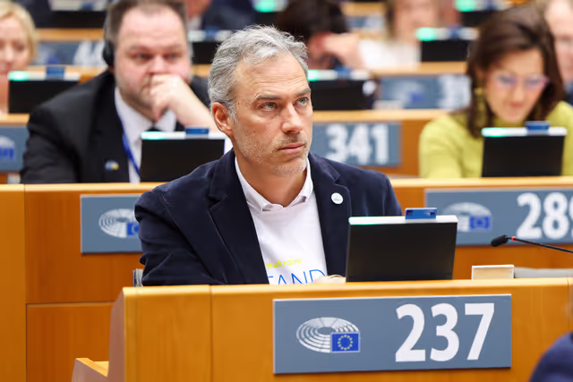 Photo 28: EP Extraordinary Plenary Session - Four years of Russia's war of aggression against Ukraine and European contributions to a just peace and sustained security for Ukraine - Voting session