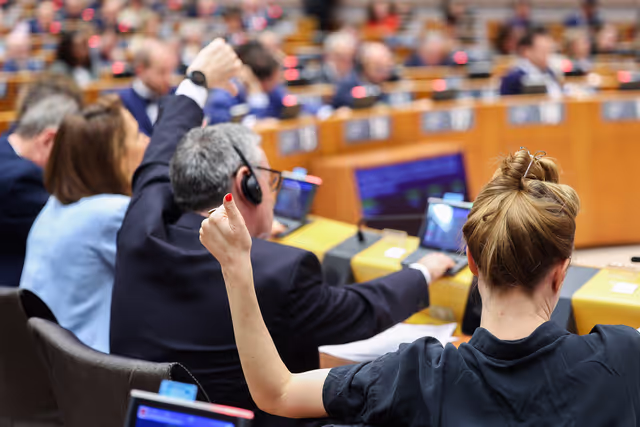 Photo 21: EP Extraordinary Plenary Session - Four years of Russia's war of aggression against Ukraine and European contributions to a just peace and sustained security for Ukraine - Voting session