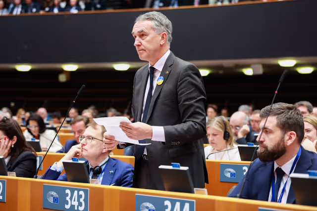 Photo 13: EP Extraordinary Plenary Session - Four years of Russia's war of aggression against Ukraine and European contributions to a just peace and sustained security for Ukraine - Voting session