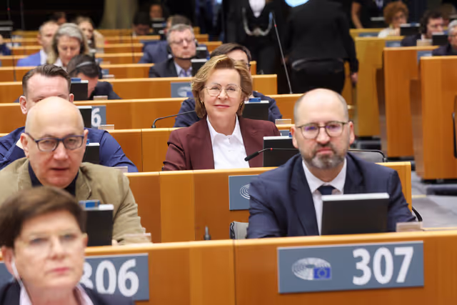 Photo 33: EP Extraordinary Plenary Session - Four years of Russia's war of aggression against Ukraine and European contributions to a just peace and sustained security for Ukraine - Voting session