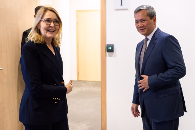 Fotografia 11: Christel SCHALDEMOSE meets with HUN Manet, Prime Minister of Cambodia