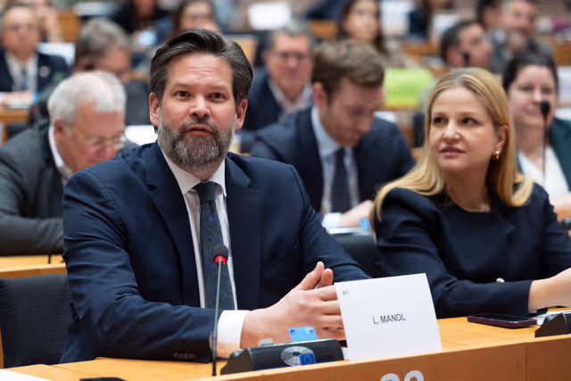 Fotagrafa 12: ECON ENVI LIBE - Voting session