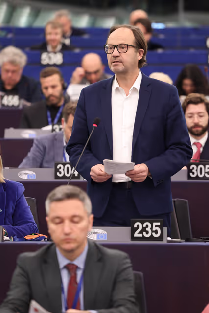 Photo 43: EP Plenary Session- Voting session
