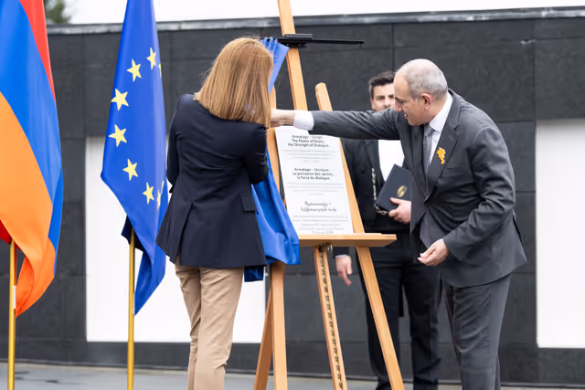 Снимка 33: Roberta METSOLA, EP President and Nikol PASHINYAN, Armenian Prime Minister inaugurate the sculpture ' Armatagir — Script: The Power of Roots, the Strength of Dialogue '