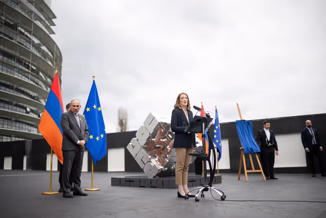 Снимка 46: Roberta METSOLA, EP President and Nikol PASHINYAN, Armenian Prime Minister inaugurate the sculpture ' Armatagir — Script: The Power of Roots, the Strength of Dialogue '