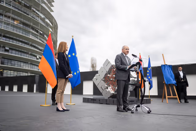 Снимка 38: Roberta METSOLA, EP President and Nikol PASHINYAN, Armenian Prime Minister inaugurate the sculpture ' Armatagir — Script: The Power of Roots, the Strength of Dialogue '