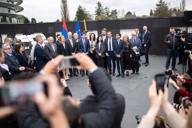 Снимка 19: Roberta METSOLA, EP President and Nikol PASHINYAN, Armenian Prime Minister inaugurate the sculpture ' Armatagir — Script: The Power of Roots, the Strength of Dialogue '