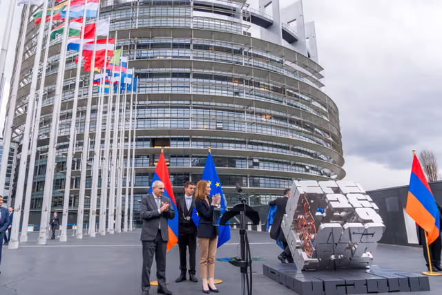 Снимка 48: Roberta METSOLA, EP President and Nikol PASHINYAN, Armenian Prime Minister inaugurate the sculpture ' Armatagir — Script: The Power of Roots, the Strength of Dialogue '