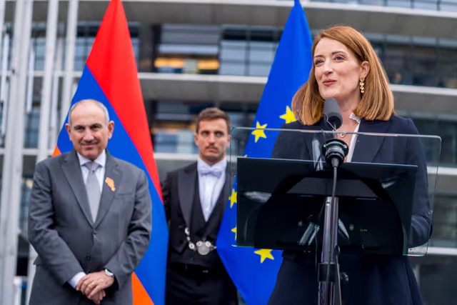 Снимка 43: Roberta METSOLA, EP President and Nikol PASHINYAN, Armenian Prime Minister inaugurate the sculpture ' Armatagir — Script: The Power of Roots, the Strength of Dialogue '