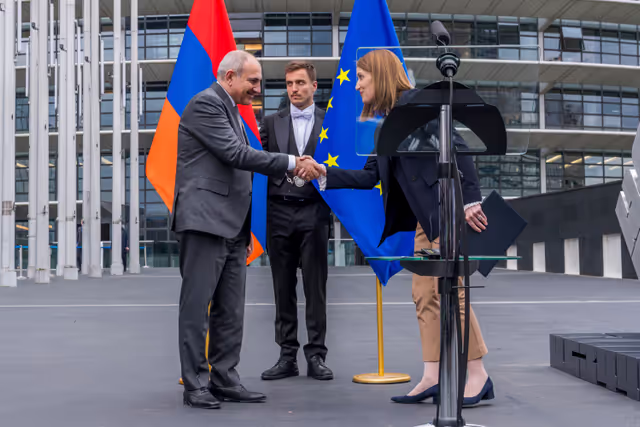 Снимка 37: Roberta METSOLA, EP President and Nikol PASHINYAN, Armenian Prime Minister inaugurate the sculpture ' Armatagir — Script: The Power of Roots, the Strength of Dialogue '