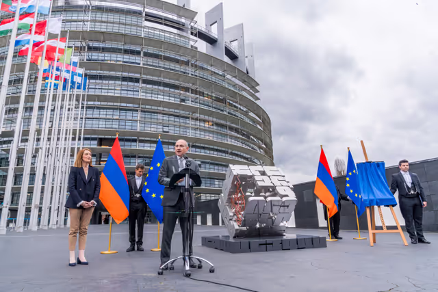 Снимка 34: Roberta METSOLA, EP President and Nikol PASHINYAN, Armenian Prime Minister inaugurate the sculpture ' Armatagir — Script: The Power of Roots, the Strength of Dialogue '
