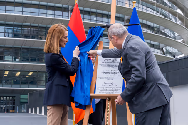 Снимка 29: Roberta METSOLA, EP President and Nikol PASHINYAN, Armenian Prime Minister inaugurate the sculpture ' Armatagir — Script: The Power of Roots, the Strength of Dialogue '