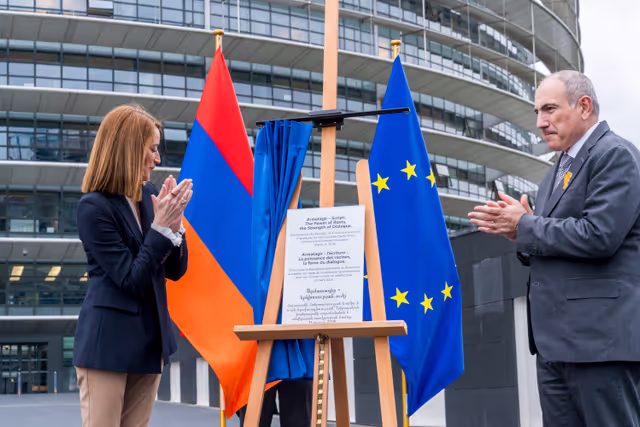 Снимка 27: Roberta METSOLA, EP President and Nikol PASHINYAN, Armenian Prime Minister inaugurate the sculpture ' Armatagir — Script: The Power of Roots, the Strength of Dialogue '