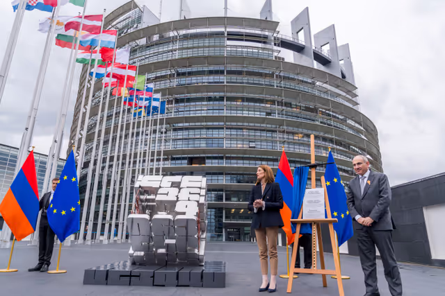 Снимка 24: Roberta METSOLA, EP President and Nikol PASHINYAN, Armenian Prime Minister inaugurate the sculpture ' Armatagir — Script: The Power of Roots, the Strength of Dialogue '