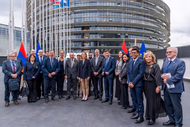 Снимка 23: Roberta METSOLA, EP President and Nikol PASHINYAN, Armenian Prime Minister inaugurate the sculpture ' Armatagir — Script: The Power of Roots, the Strength of Dialogue '