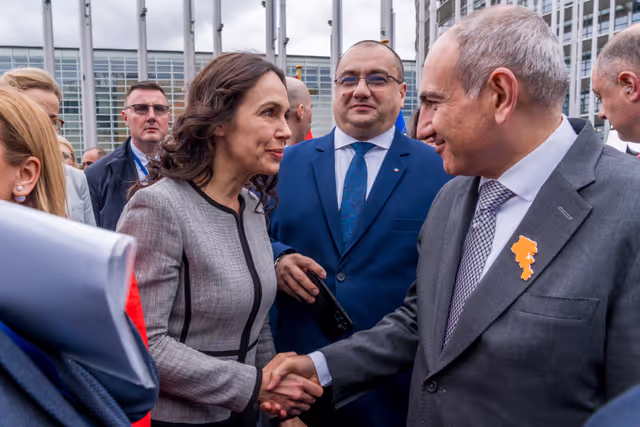 Снимка 10: Roberta METSOLA, EP President and Nikol PASHINYAN, Armenian Prime Minister inaugurate the sculpture ' Armatagir — Script: The Power of Roots, the Strength of Dialogue '