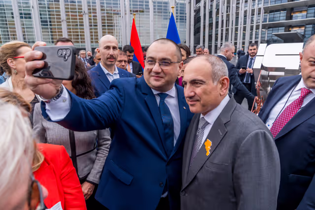 Снимка 11: Roberta METSOLA, EP President and Nikol PASHINYAN, Armenian Prime Minister inaugurate the sculpture ' Armatagir — Script: The Power of Roots, the Strength of Dialogue '