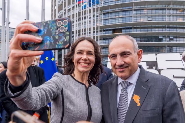 Снимка 6: Roberta METSOLA, EP President and Nikol PASHINYAN, Armenian Prime Minister inaugurate the sculpture ' Armatagir — Script: The Power of Roots, the Strength of Dialogue '