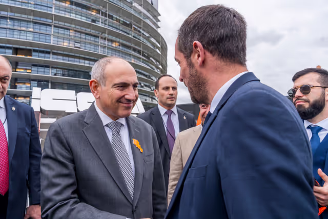 Снимка 8: Roberta METSOLA, EP President and Nikol PASHINYAN, Armenian Prime Minister inaugurate the sculpture ' Armatagir — Script: The Power of Roots, the Strength of Dialogue '