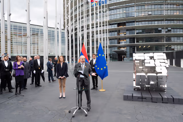 Снимка 36: Roberta METSOLA, EP President and Nikol PASHINYAN, Armenian Prime Minister inaugurate the sculpture ' Armatagir — Script: The Power of Roots, the Strength of Dialogue '