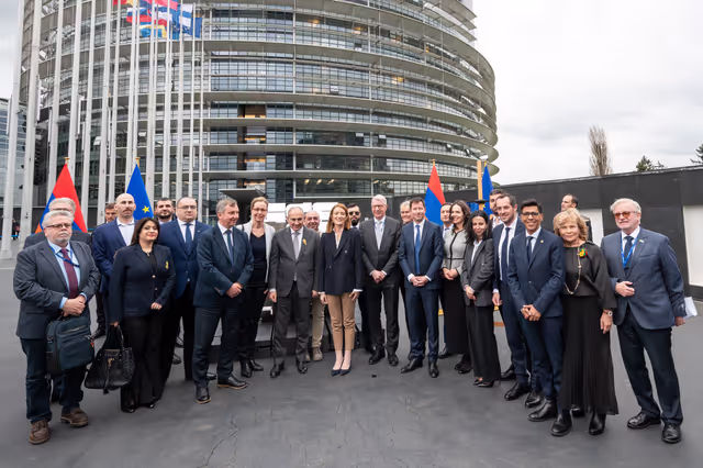 Снимка 25: Roberta METSOLA, EP President and Nikol PASHINYAN, Armenian Prime Minister inaugurate the sculpture ' Armatagir — Script: The Power of Roots, the Strength of Dialogue '
