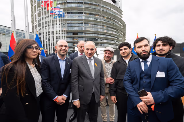 Снимка 9: Roberta METSOLA, EP President and Nikol PASHINYAN, Armenian Prime Minister inaugurate the sculpture ' Armatagir — Script: The Power of Roots, the Strength of Dialogue '