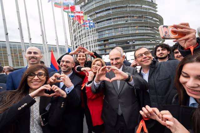 Снимка 7: Roberta METSOLA, EP President and Nikol PASHINYAN, Armenian Prime Minister inaugurate the sculpture ' Armatagir — Script: The Power of Roots, the Strength of Dialogue '