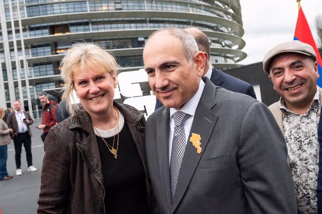 Снимка 5: Roberta METSOLA, EP President and Nikol PASHINYAN, Armenian Prime Minister inaugurate the sculpture ' Armatagir — Script: The Power of Roots, the Strength of Dialogue '