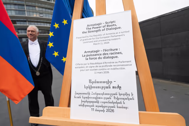Снимка 3: Roberta METSOLA, EP President and Nikol PASHINYAN, Armenian Prime Minister inaugurate the sculpture ' Armatagir — Script: The Power of Roots, the Strength of Dialogue '