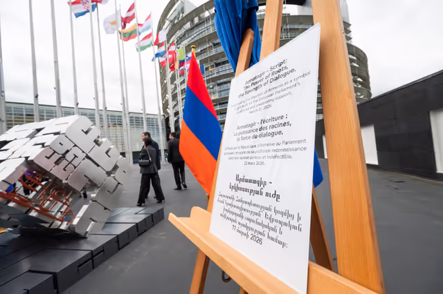 Снимка 4: Roberta METSOLA, EP President and Nikol PASHINYAN, Armenian Prime Minister inaugurate the sculpture ' Armatagir — Script: The Power of Roots, the Strength of Dialogue '