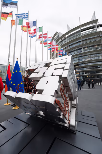 Снимка 1: Roberta METSOLA, EP President and Nikol PASHINYAN, Armenian Prime Minister inaugurate the sculpture ' Armatagir — Script: The Power of Roots, the Strength of Dialogue '