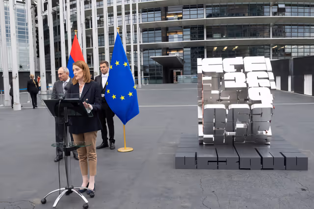 Снимка 49: Roberta METSOLA, EP President and Nikol PASHINYAN, Armenian Prime Minister inaugurate the sculpture ' Armatagir — Script: The Power of Roots, the Strength of Dialogue '